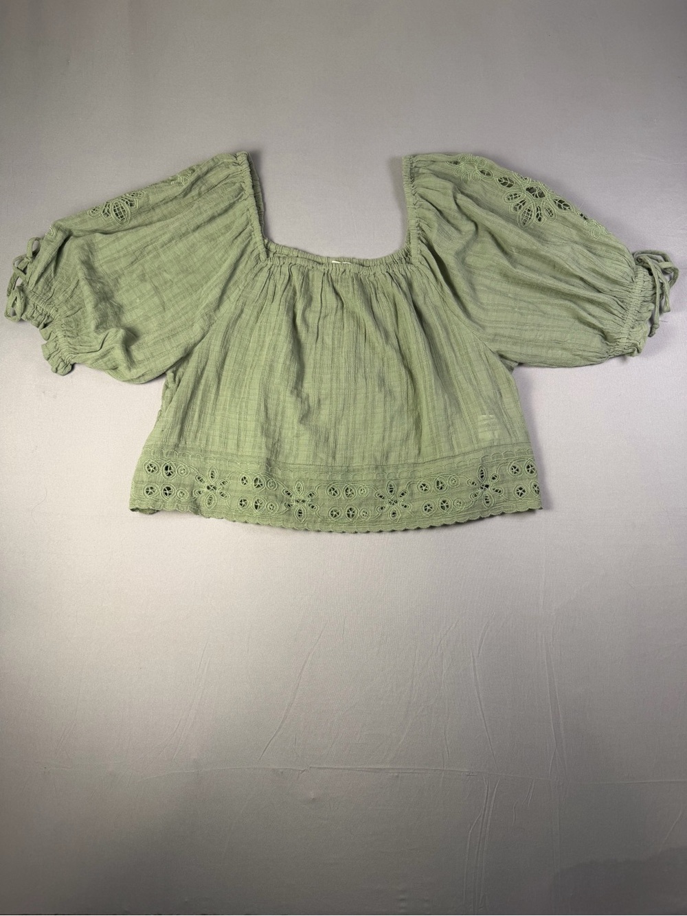 American Eagle Sage Green Textured Eyelet Cropped Top Size Medium 100% Cotton - Picture 6 of 12